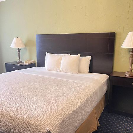 The Chateau Bloomington Hotel And Conference Center Экстерьер фото