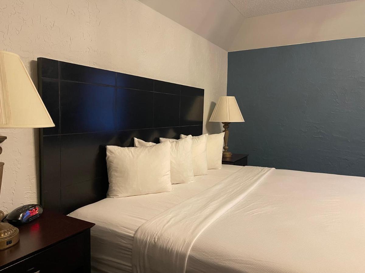 The Chateau Bloomington Hotel And Conference Center Экстерьер фото