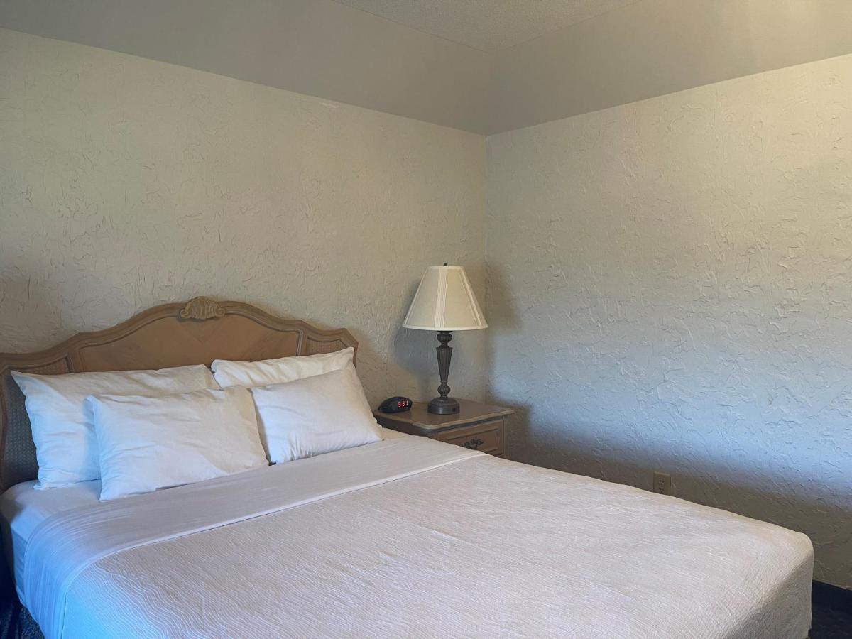 The Chateau Bloomington Hotel And Conference Center Экстерьер фото
