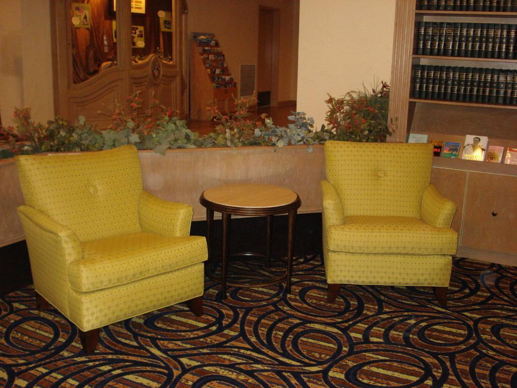 The Chateau Bloomington Hotel And Conference Center Экстерьер фото